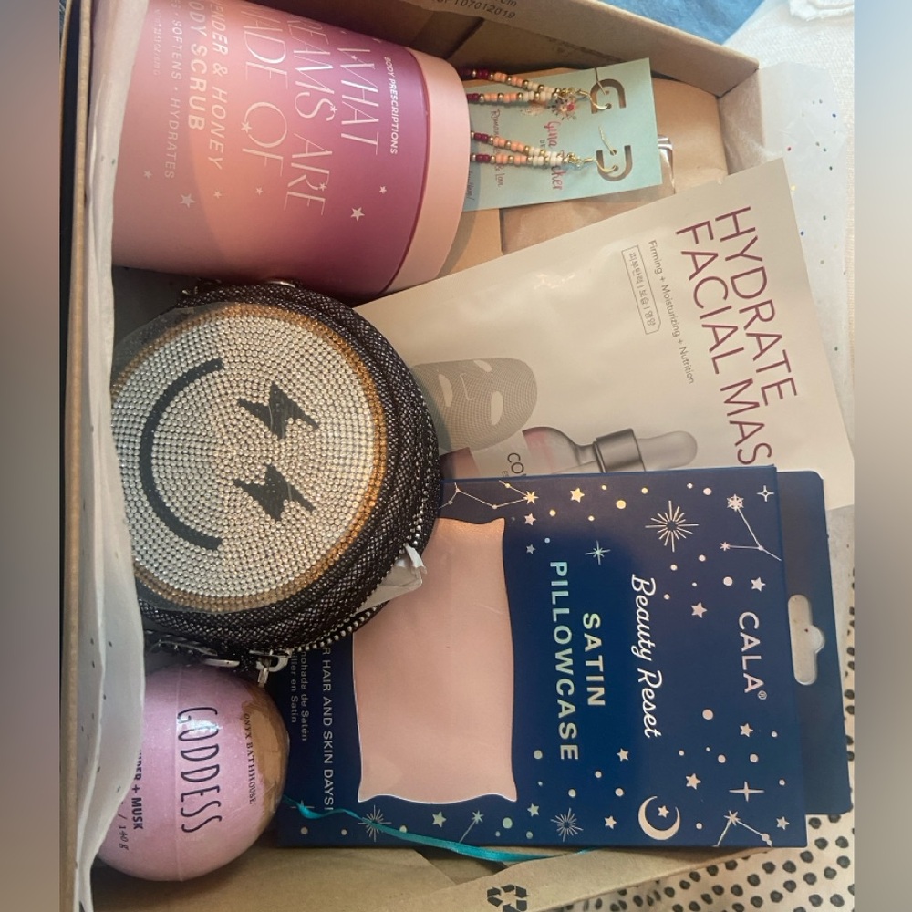 Self care gift box 🎁 scrub, SkinnyDip London Rhinestone bag, & pamper box - Picture 2 of 11